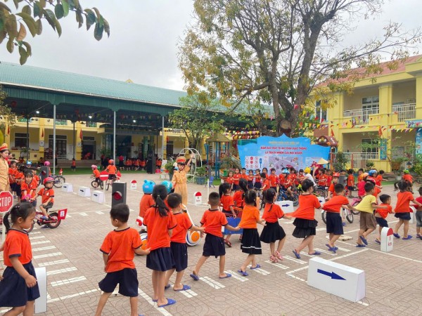 Tuyên truyền cổng trường đảm bảo ATGT